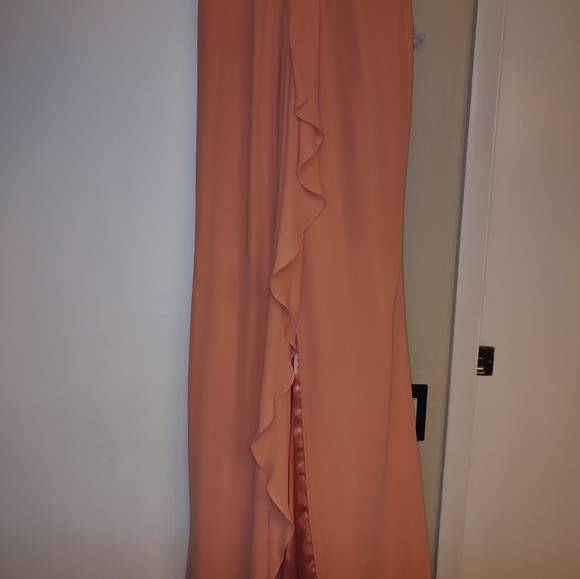 Beautiful peach gown - Picture 1 of 4